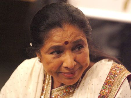 Asha Bhosle Receives Lifetime Achievement Award At DIFF