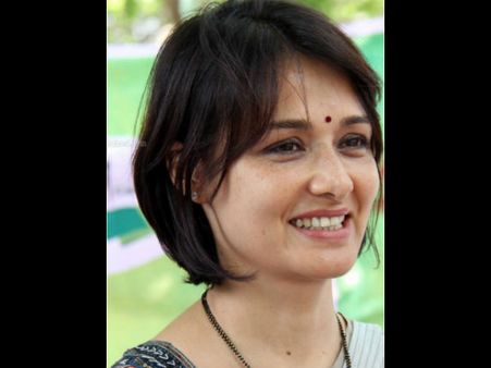 Amala Akkineni Sings In Hamari Adhuri Kahani