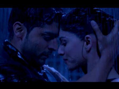 Watch Sensous 'Bheegh Loon' Song: Khamoshiyan