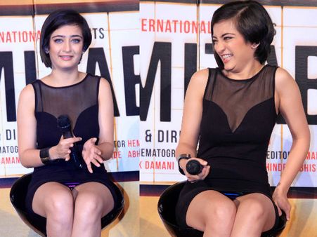 Akshara Haasan's 'Debut' Wardrobe Malfunction At Shamitabh Trailer Launch