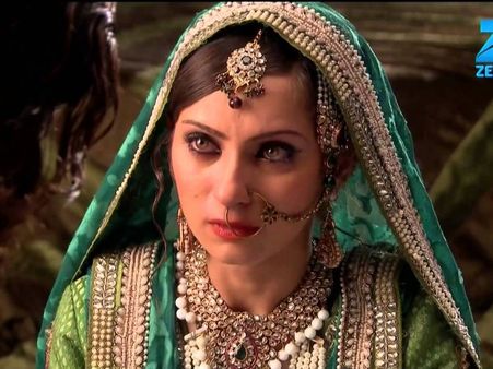 Jodha Akbar: Rukaiya Thrashes Anarkali And Throws Her Out