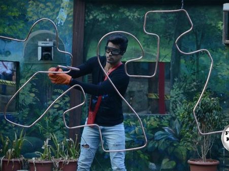 Gautam Gulati Wins 'Fear-Factor' Task, Beats Sambhavana On Bigg Boss 8!