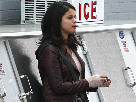 Selena Gomez Smokes A Cigarette On The Sets Of The Revised Fundamentals of Caregiving