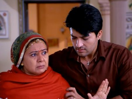 Diya Aur Baati Hum: Bhabho Shattered To Know The Truth; Dilip To Divorce Chavi!