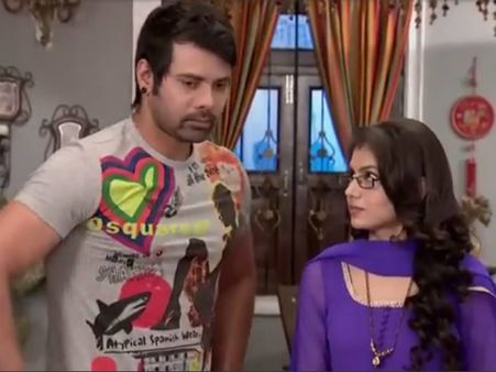 Kumkum Bhagya: Abhi Sandwiched Between Pragya, Tanu; Pragya Proposes Abhi