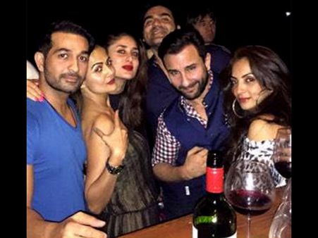 Pic: Saif Ali Khan-Kareena Kapoor Party With Friends At Goa