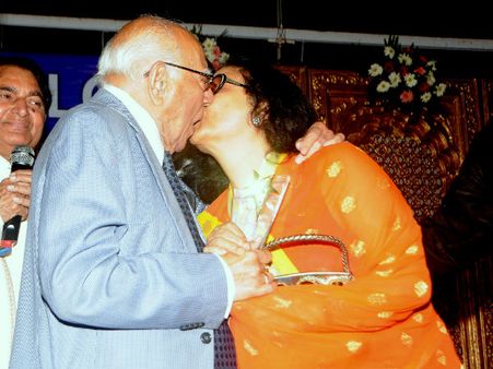 Shocking: Ram Jethmalani Smooches Kishore Kumar's Wife, Leena