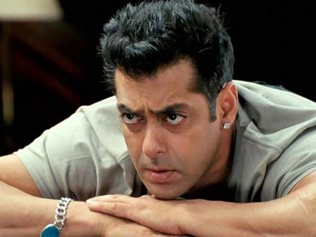 Salman Khan Gets Punched By A Girl In Prem Ratan Dhan Payo