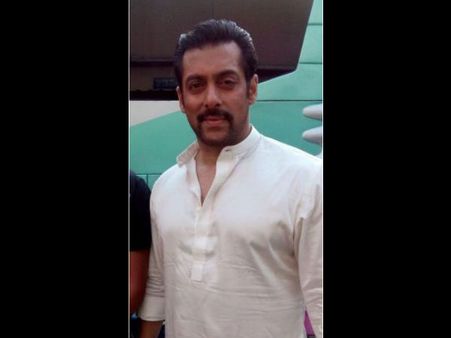 Pics: Salman Khan-Sonam Kapoor On Prem Ratan Dhan Payo Sets