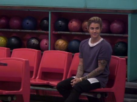 Watch Hilarious Video of Justin Bieber Learning To Bowl on #RepeatAfterMe