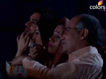 Meri Aashiqui Tum Se Hi: Ishaani-Ranveer Go For Movie Date; To Be Caught By Amba!