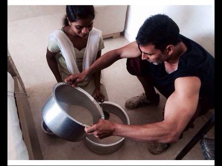 Akshay Kumar Makes Holi Special By Making 'Thandai' (Pic)