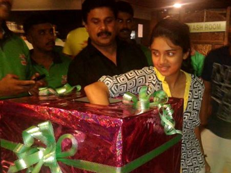 Meenakshi Dileep Visits 'Dhe Puttu'