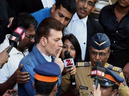 Aditya Pancholi Mocks Lawyers, Journos Inside Court
