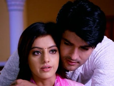 Oops! Did Sandhya Aka Deepika Singh Slap Sooraj Aka Anas Rashid On Diya Aur Baati Sets?