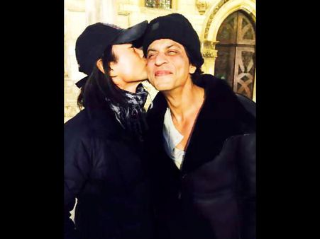 Pics: Shahrukh Khan Ends Fan Shooting With Kiss & Lungi Dance