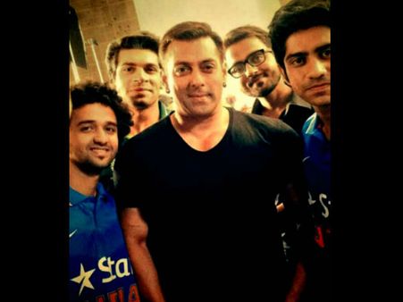 Salman Khan's Selfie Moment With Mauka Mauka Team (Pic)