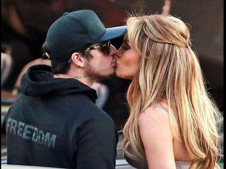 Jennifer Lopez & Casper Smart Confirm Dating With A Kiss!