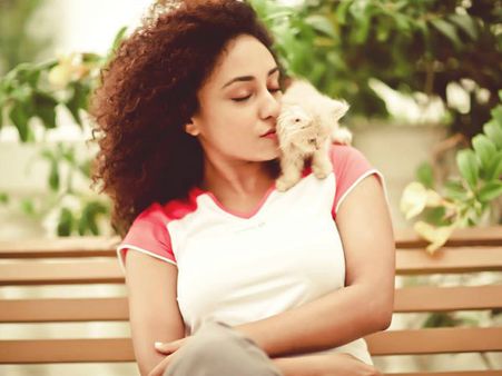 Pearle Maaney's Item Number In Loham