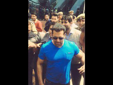 Salman Khan Lands At Srinagar To Finish Off Bajrangi Bhaijaan Shoot