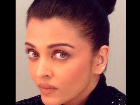 Stunning Aishwarya Rai's 'Jazbaa' Look From The Sets!