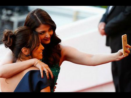 Cannes 2015: Aishwarya Rai & Eva Longoria Break 'Selfie' Rule At Red Carpet