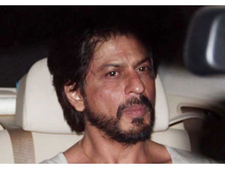 Shahrukh Khan Recovering After Knee Surgery