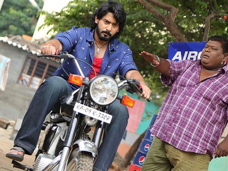 JUST MISS: Prajwal Devraj And Bullet Prakash Escapes From A Road Accident!