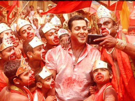 Selfie Le Le Re: Bajrangi Bhaijaan's First Song Starring Salman Khan Is Out