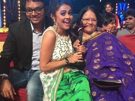 Star Parivaar Awards 2015: SNS’ Gopi Aka Devoleena Bhattacharjee Dedicates The Award To Her Mother