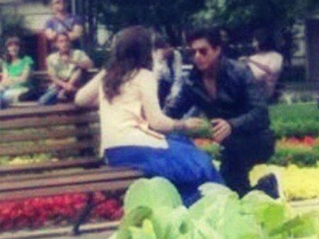 Dilwale Leaked Pictures: See Shahrukh Khan Proposing Kajol On The Sets