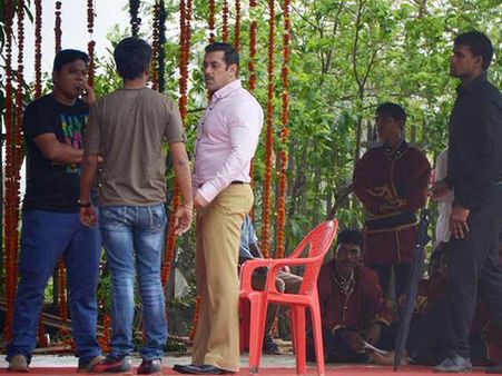 Leaked Pictures: Salman Khan On The Sets Of Prem Ratan Dhan Payo