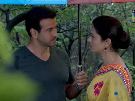 Itna Karo Na Mujhe Pyaar: Ragini Asks Neil To Leave India And Her!