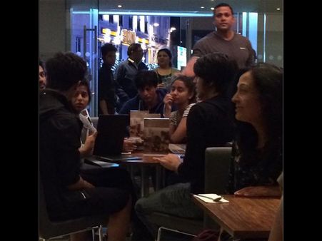 Sweetest Dad! Shahrukh Khan Clicked Enjoying An Ice-Cream With Aryan And Suhana