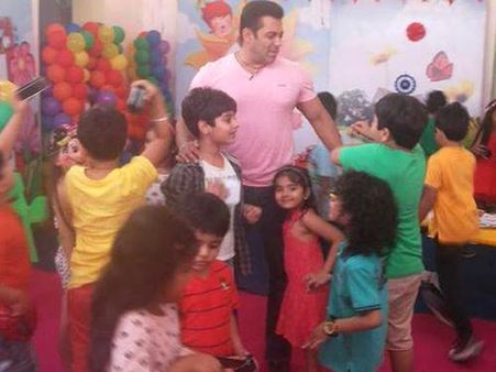 Pictures: Salman Khan Shoots A Special Promo With Kids For Bajrangi Bhaijaan
