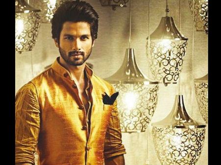 Shahid Kapoor Wedding : Shahid Too Shy To Apply Mehendi On His Hands