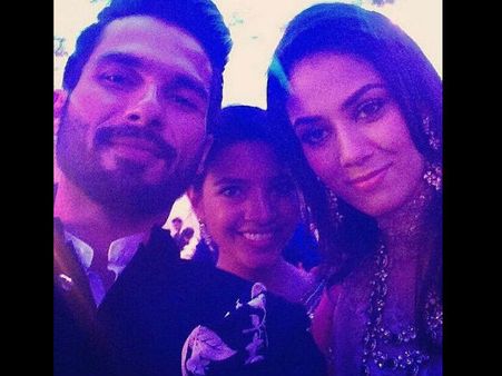 Check Out Shahid Kapoor-Mira Rajput's Selfie At Dinner Party