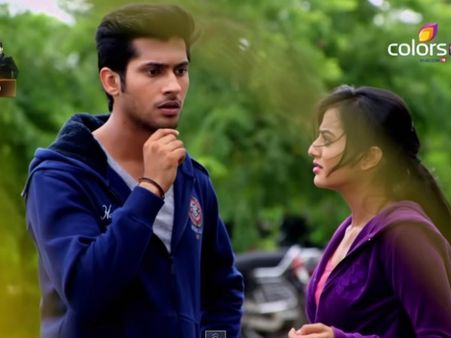 Swaragini: Swara Prepones Her Marriage With Lakshya; Sanskar Almost Caught Drugging Swara!