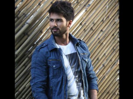 See What Happened When Shahid Kapoor's Fans Waited Outside His House Over 9 Hours?