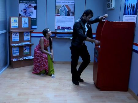 Phir Bhi Na Maane... Badtameez Dil: Abheer, Meher Trapped In ATM!