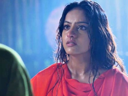 Diya Aur Baati Hum: Sandhya Uses Trick, Narrowly Escapes Death