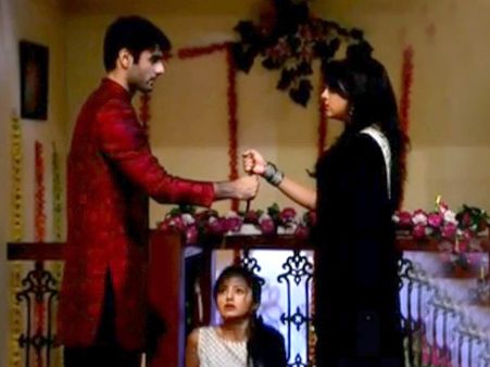 Swaragini: Sanskar Saves Swara From Mohini; Ragini's 'Do Or Die' Situation!