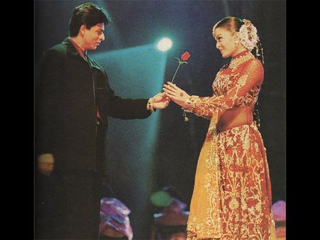 Flashback Pictures: When Shahrukh Khan Proposed Aishwarya Rai Bachchan On Stage