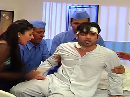 Yeh Hai Mohabbatein: Raman Escapes Danger, Irritates Ishita At Hospital! [PHOTOS]