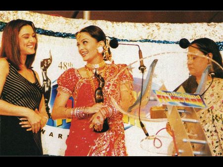 Rare Moments: When Jaya Bachchan Gave Filmfare Award to Aishwarya Rai Bachchan For Devdas
