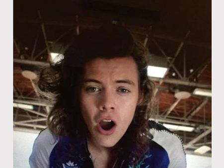 Not Again! Harry Styles Fall On Stage During 1D's Toronto Concert, Watch