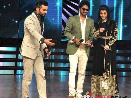 PHOTOS: Aishwarya Rai Bachchan And Irfan Khan Promote Jazbaa On Dance India Dance!