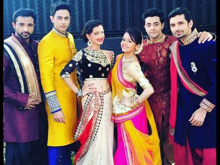 Saath Nibhana Saathiya: Gopi’s Daughter-Vidya’s Sangeet Ceremony; Modi Family Celebrate -INSTAPICS