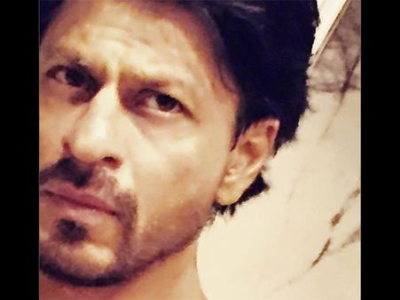 Please, Somebody Tell Shahrukh Khan, It's Illegal To Look This Handsome!