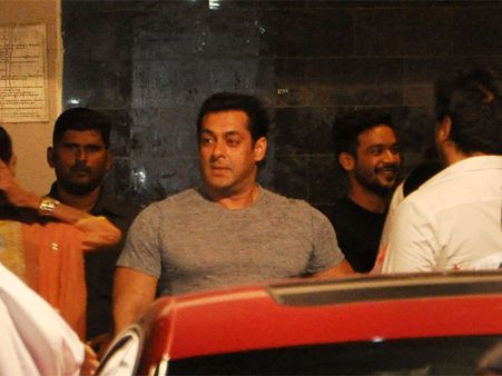 Pics Of Bollywood Celebs At Salman Khan's Ganesh Pooja